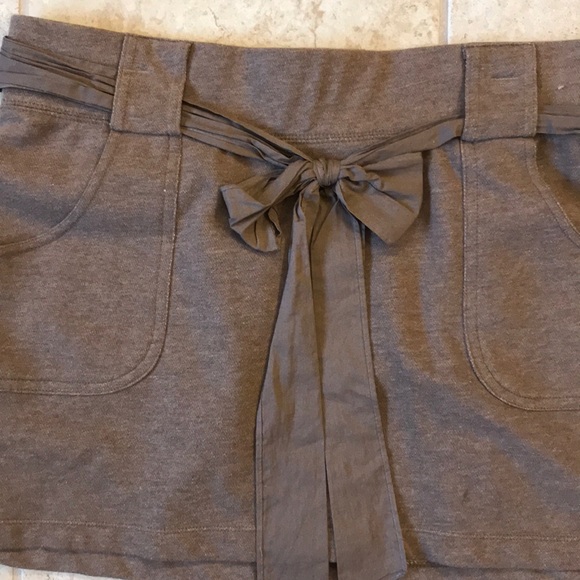 Short brown skirt with bow - Picture 2 of 3